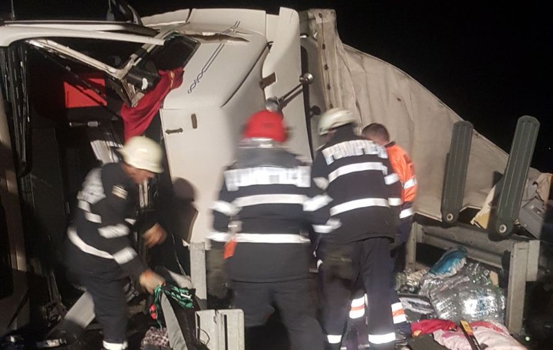 Tir plin cu apă minerală răsturnat pe Autostrada A1. Șoferul a murit