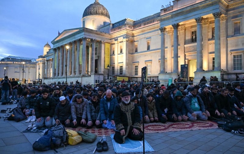 Rugăciunea publică de Ramadan făcută în Trafalgar Square, cu participarea primarului Sadiq, a stârnit un uriaș scandal politic în Marea Britanie