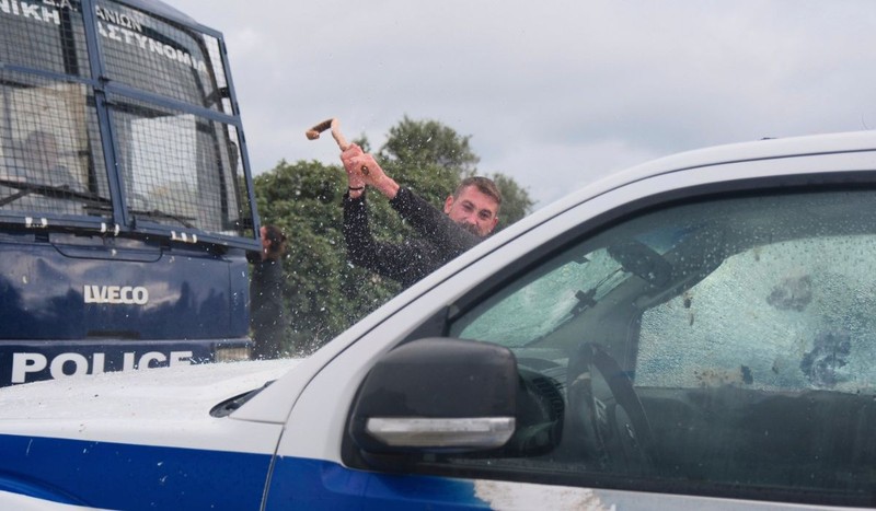 Un grup de protestatari a vandalizat vehiculele poliției în apropierea aeroportului Chania. Foto: Profimedia Images