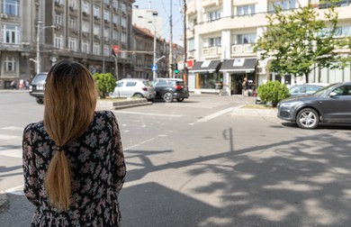Măriuca, care are 19 ani, a fost arsă 90% pe corp, merge mai departe