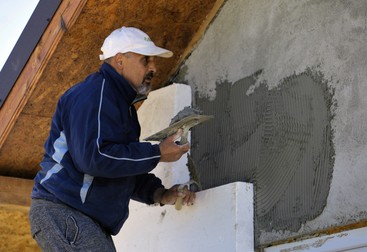 Tatăl a găsit de lucru la construirea unei case în Vizureşti