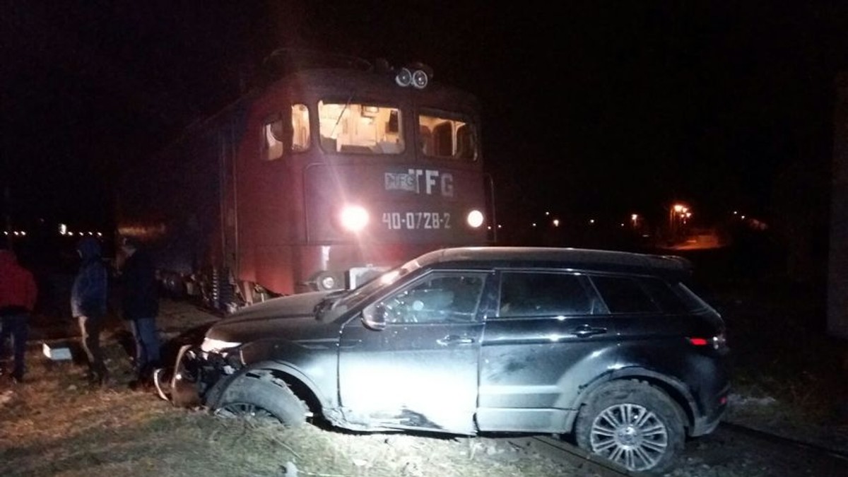 Mașină lovită de tren la Galați