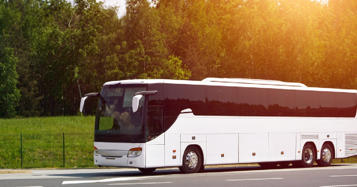 Autobuz parcat într-o zonă de parcare de lângă șosea