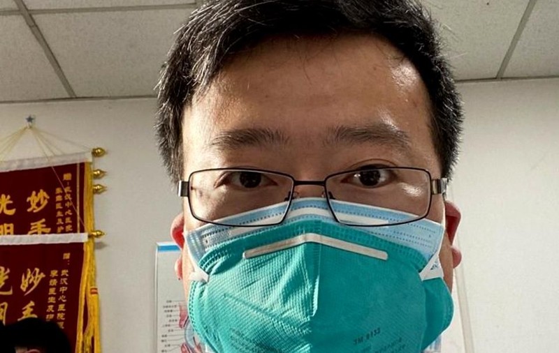 Chinezii îl plâng pe doctorul care a avertizat asupra epidemiei de coronavirus! Publicațiile chineze au jucat alba-neagra cu moartea lui Li Wenliang