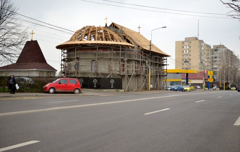 Se întâmplă în Constanța! Ce iese prin acoperișul unei biserici! GALERIE FOTO