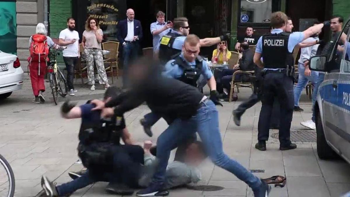 Îmbulzeală pentru hamburgeri ieftini în Germania