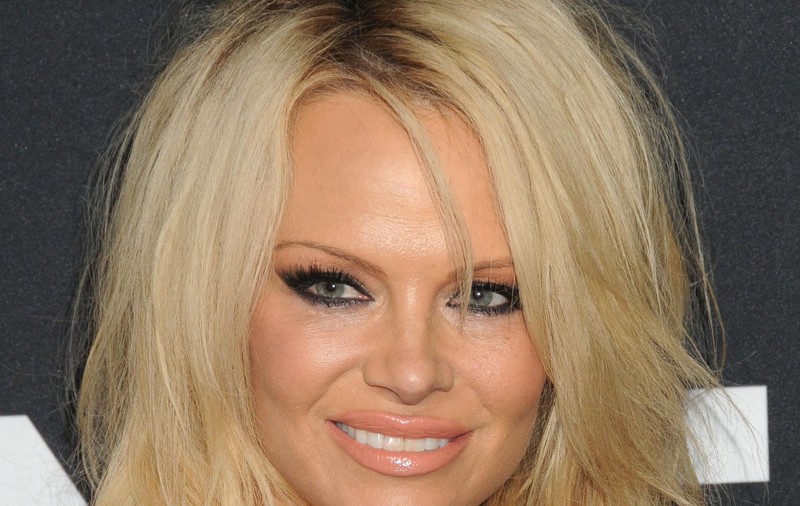 Pamela Anderson a renunțat iar la haine! Uite ce sexy e!