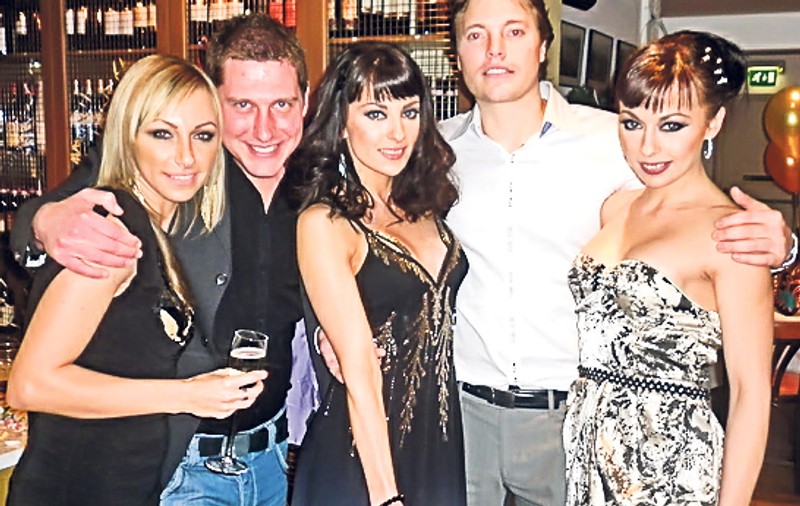 Cheeky girls îşi lansează sora în showbiz