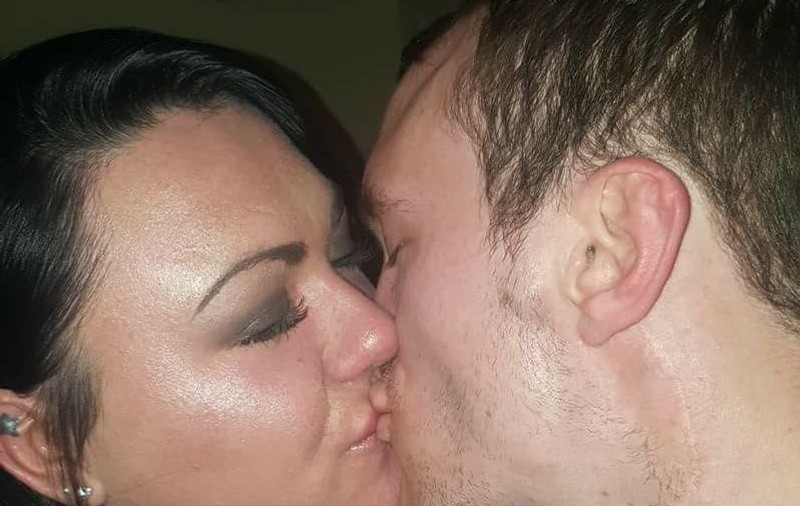 O mamă a cinci copii a murit de cancer cu doar câteva ore înainte să se căsătorească