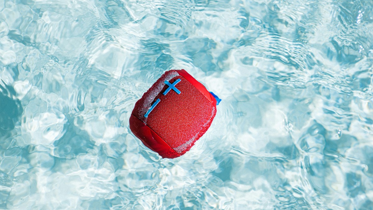 eMag - boxa mini portabila rosie plutind intr-o apa de piscina