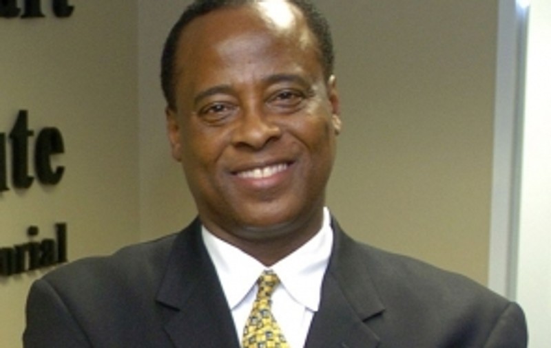 Conrad Murray a salvat o viaţă în timpul unei călătorii cu avionul