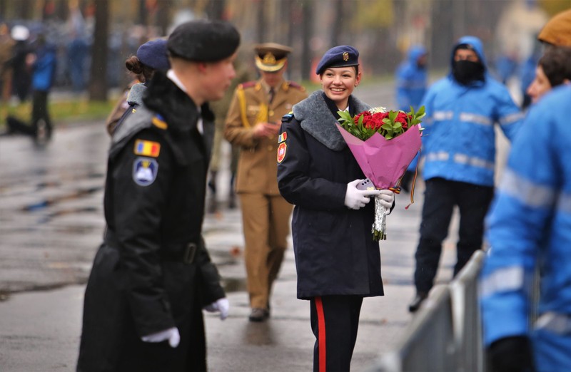 O participantă la defilare a primit un buchet de flori