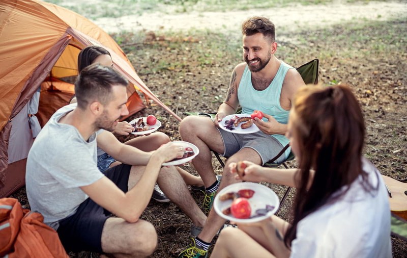 Redescoperă libertatea și aventura! 10 obiecte esențiale pentru o excursie reușită cu cortul