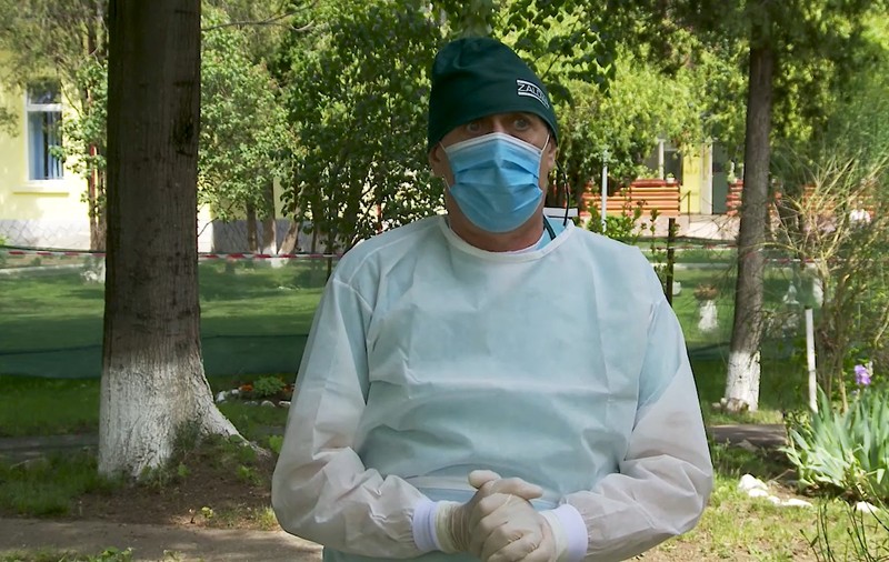 Cum a învins un medic de familie un focar de COVID la un cămin cu zeci de bătrâni: “Îmi era frică să nu mă infectez, pentru că rămânea centrul fără medic”