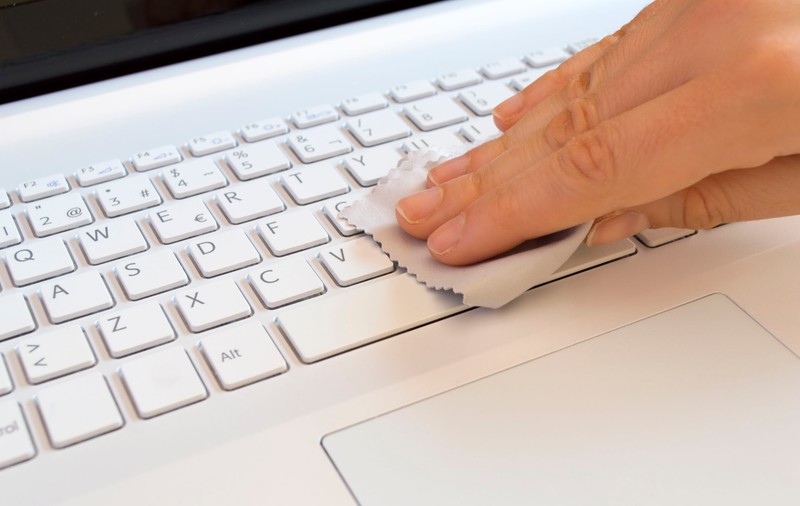 Cum cureți tastatura. Metode rapide și eficiente