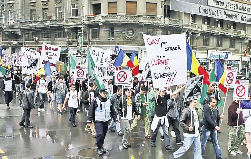 «Gay pe stradă, curve în Guvern»