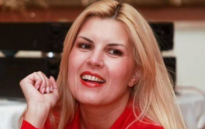 ELENA UDREA A ÎMPODOBIT BRADUL! NU ŞTII LA CINE SĂ TE UIŢI, LA POM SAU LA EA!