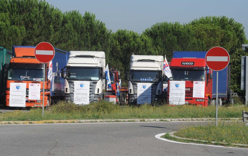 Șoferii de TIR din Italia se pregătesc de o grevă masivă: transportul de marfă spre supermarketuri va fi paralizat