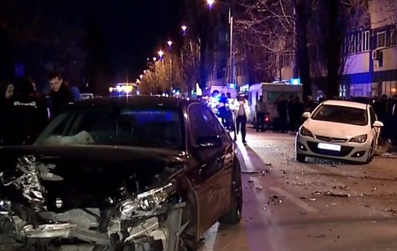 Șoferul unui BMW a distrus două mașini după o cursă ca-n filme pe străzile din București