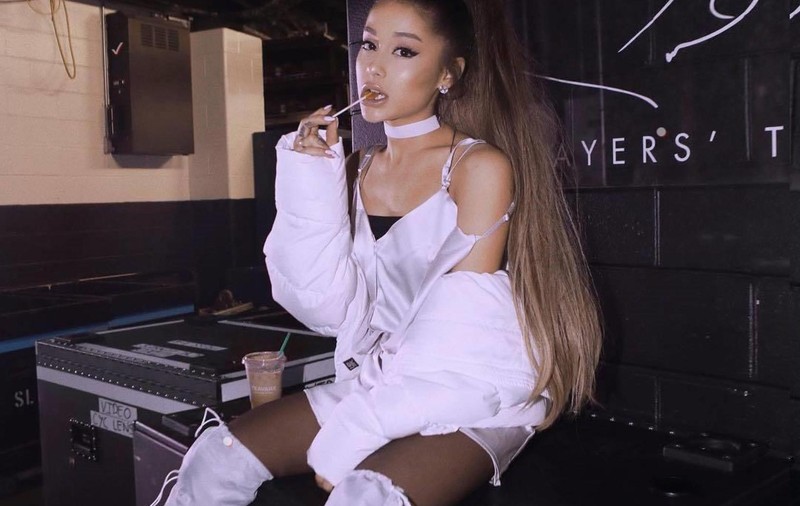 Ariana Grande și Justin Bieber au lansat videoclipul piesei “Stuck with U”. În clip apar zeci de staruri și noul iubit al artistei