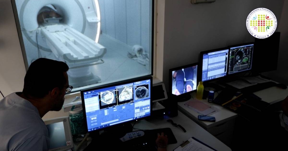 doctor interpretand imaginile scanate ale unui aparat rmn