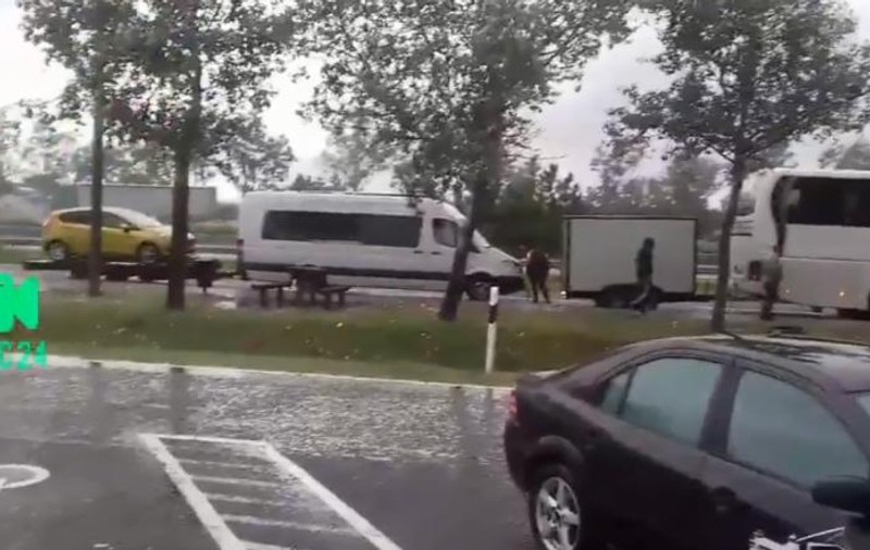 Șofer român în Ungaria, filmat în timp ce conduce autocarul cu remorcă, legată de un microbuz și o platformă cu un autoturism