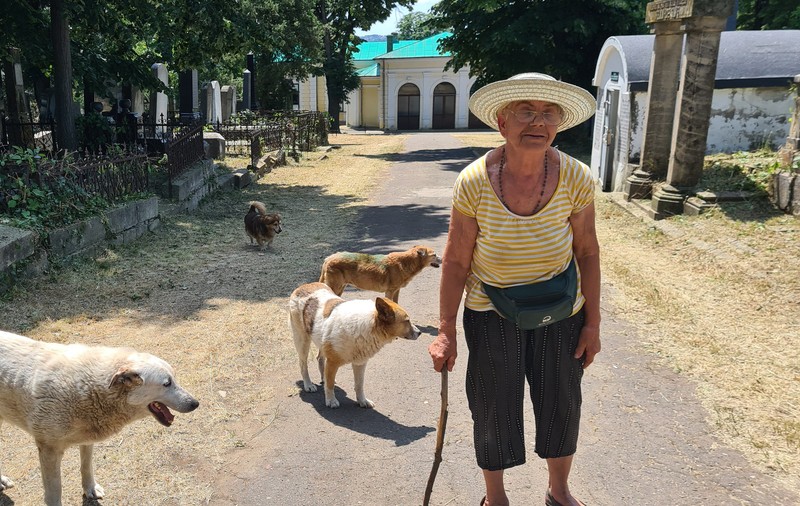 „În cimitir, eu sunt șefă”. Povestea mezzosopranei care, de un sfert de secol, deschide calea printre mormintele din Cimitirul Evreiesc din Iași