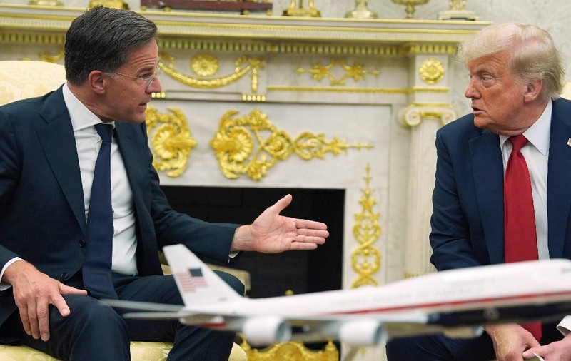 Donald Trump, întâlnire cu Mark Rutte: Țările NATO vor cumpăra arme americane de peste un trilion de dolari anual/ Am putea aplica taxe vamale de 100% Rusiei