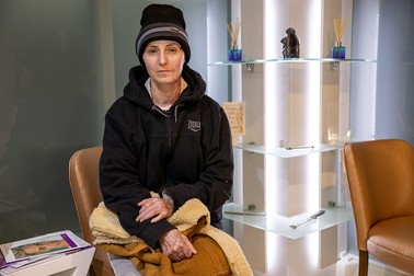 Mihaela a venit din Bârlad la o clinică privată din București cu sprijin financiar din partea băiatului ei care este plecat în Germania. De când a avut loc accidentul, Mihaela nu mai poate lucra. Nici Cătălin nu mai poate să meargă la muncă, pentru că trebuie să aibă grijă de Mihaela