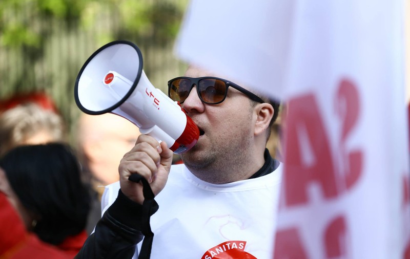 Guvernul pregătește tăierea salariilor pentru unii bugetari printr-un truc: schimbă modul de calcul pentru sporul de condiții periculoase
