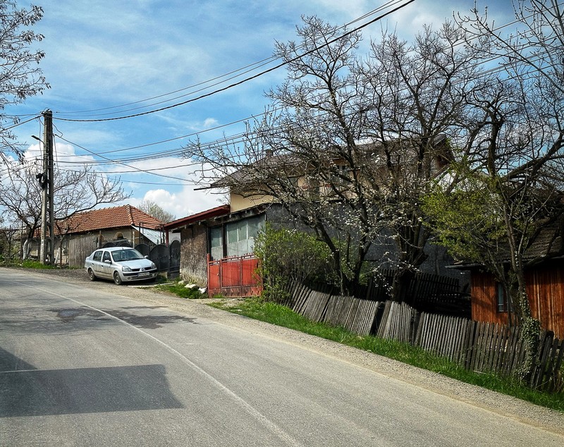 REPORTAJ. Ce spun părinții elevilor de la școala din Prahova care au fost filmați în timp ce simulau acte sexuale în prezența profesoarei de engleză: „Telefoanele sunt de vină!”