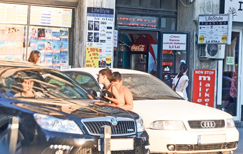Parcagiii ilegali din Bucureşti câştigă 3.000 de lei pe weekend | Reportaj cu camera ascunsă: FOTO & VIDEO