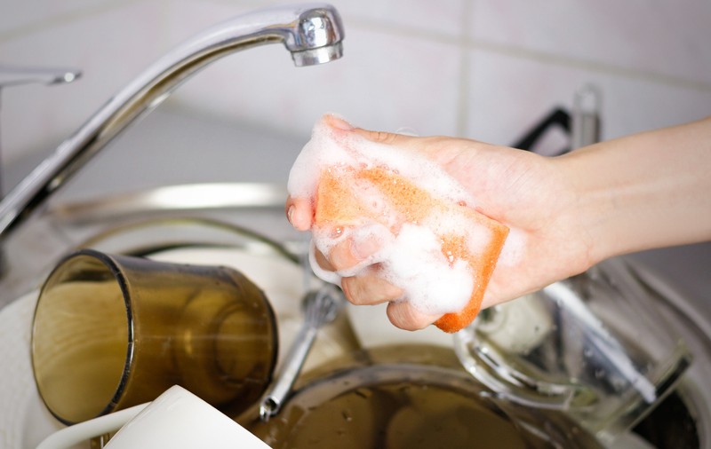 Cum cureți și dezinfectezi buretele de vase