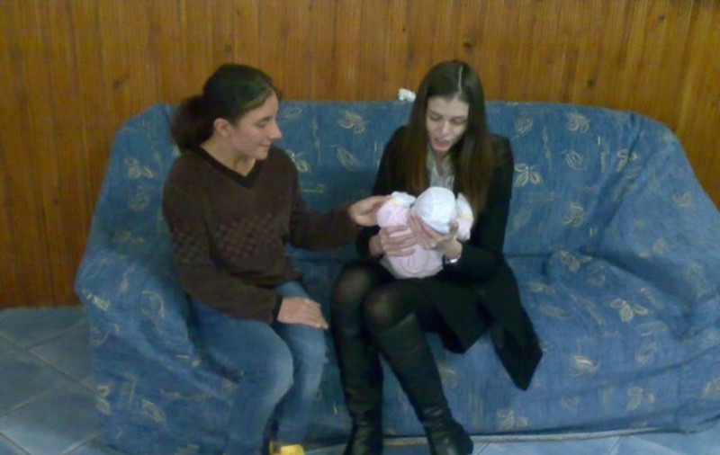 Monica Gabor a împărţit cadouri femeilor părăsite şi maltratate: "Dacă nu aveam familia alături, ajungeam şi eu într-un centru maternal" | FOTO