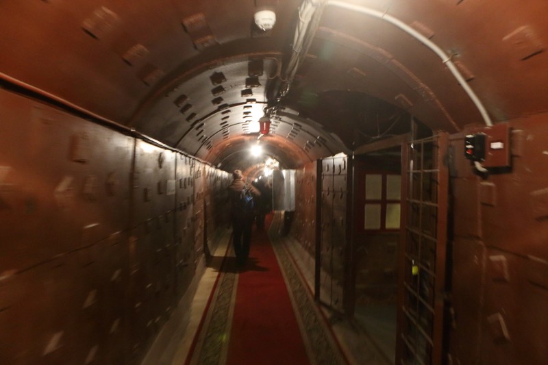 Bunkerul 42, situat la o adâncime de peste 60 de metri chiar în centrul Moscovei, fost centru strategic de comandă și comunicații militare transformat în muzeu al Războiului Rece