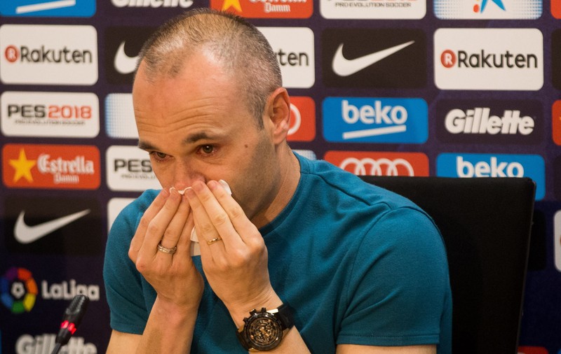 Iniesta și-a anunțat plecarea de la FC Barcelona cu lacrimi în ochi. Guardiola: ”Face parte din istoria Barcei”