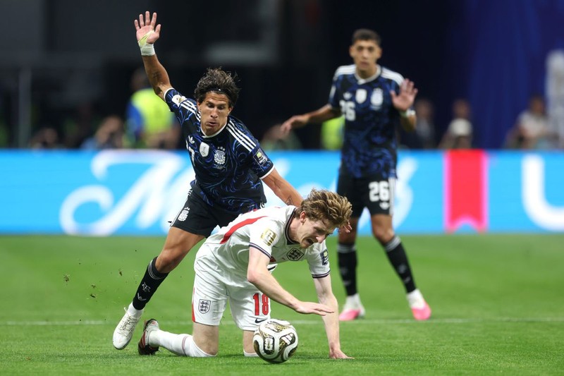 ATLANTA, GEORGIA - JULY 15: Anthony Gordon #18 of England competes for the ball against Giuliano Simeone #17 of Argentina during the FIFA World Cup 2026 Semi Final match between England and Argentina at Atlanta Stadium on July 15, 2026 in Atlanta, Georgia. (Photo by Richard Pelham/Getty Images)