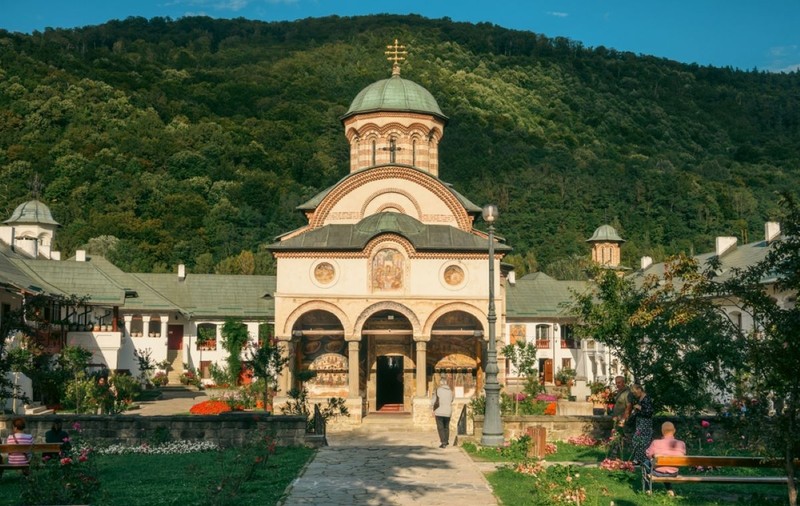 Reguli de purtare când mergi la mănăstire