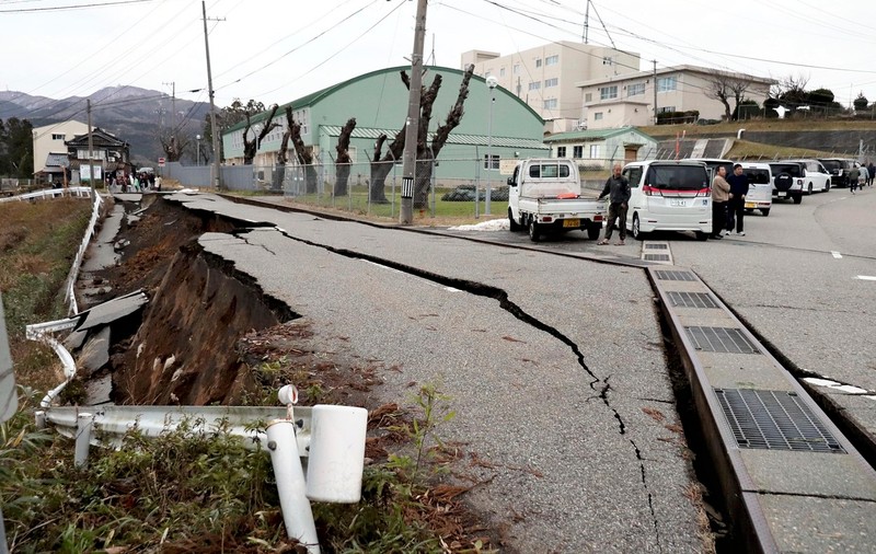 Cutremur cu magnitudinea 7,6 în Japonia. Patru morți și alți oameni prinși sub dărâmături, drumuri surpate și case prăbușite