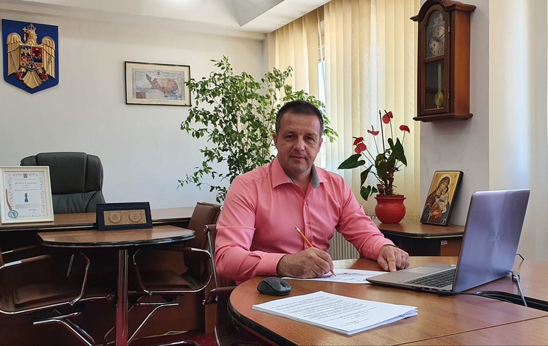 Primarul Brăilei, după decizia care elimină obligativitatea purtării măştii în oraş: “Fără mască în Brăila!!! Decât o viață slugă, mai bine 4 ani vultur!!!”