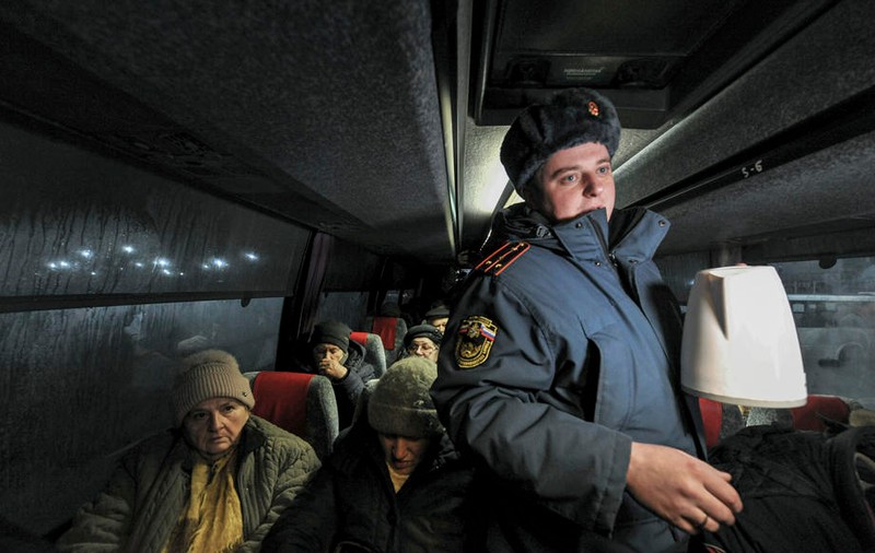 Locuitori ai Mariopolului, evacuați cu forța în Rusia, acuză oficiali ucraineni din orașul asediat