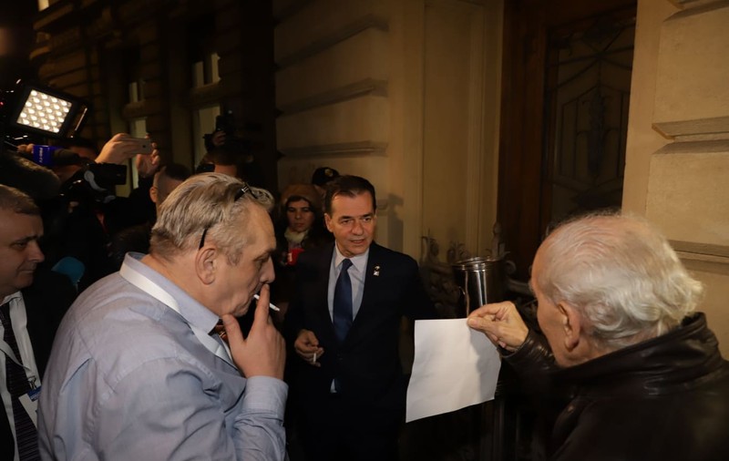 Mesajele afișate de protestatari, în timpul dezbaterii lui Klaus Iohannis