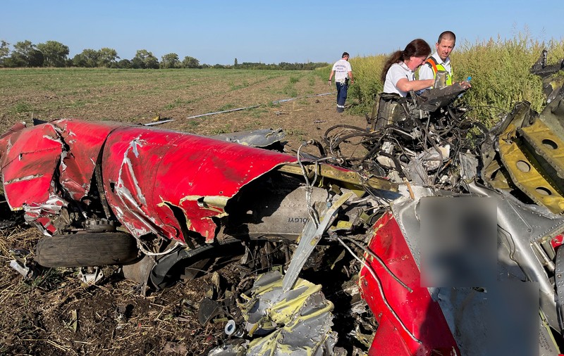Doi oameni au murit după ce un avion de mici dimensiuni s-a prăbușit în timpul unui show aviatic din Ungaria