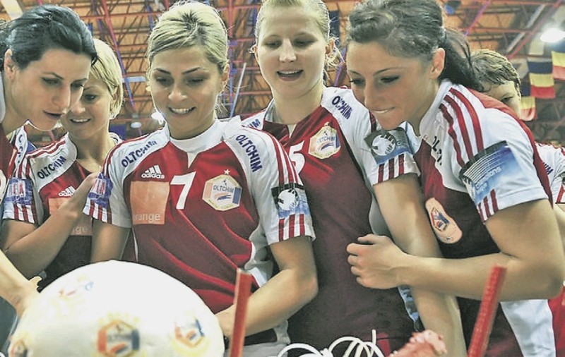 Bella Karolyi, fost handbalist şi amic cu antrenorul Oltchimului: "Mâncaţi-le pe daneze"