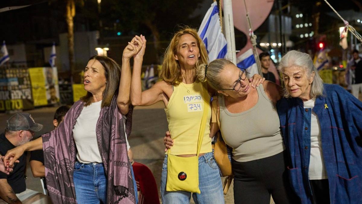 Palestinienii au iesit in strada sa sarbatoreaza eliberarea ostaticilor de Hamas, oamenii se tin se mana si canta, fericiti, noaptea