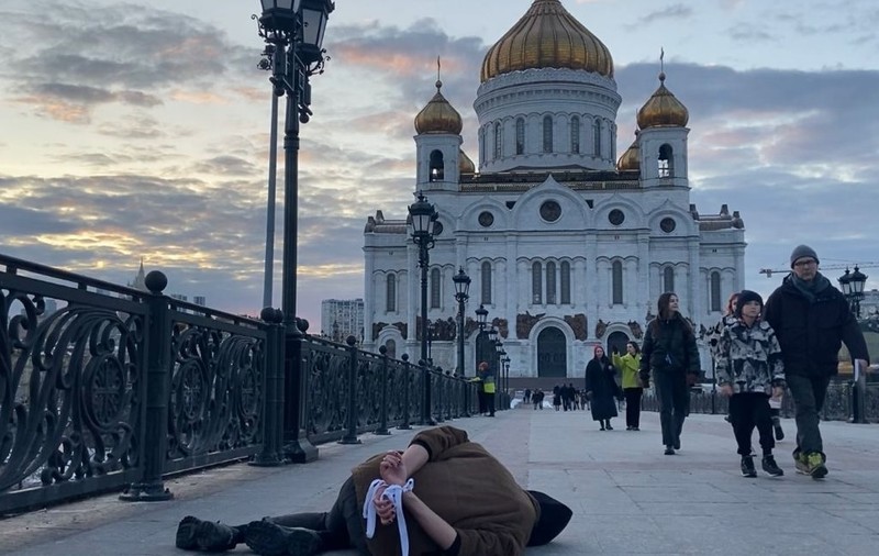 Protest la Moscova față de masacrul din Bucha: un ostatic civil mort cu mâinile legate a apărut în patru locuri faimoase din capitala Rusiei