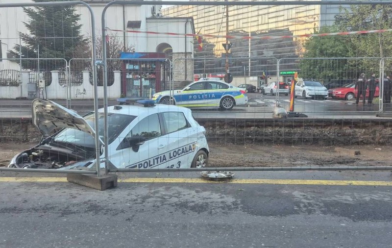 Mașină a Poliției Locale Sector 3 din București, subiect de glume pe internet după ce a rămas împotmolită pe șantierul de pe Bulevardul Basarabia: „Cine îi amendează pentru parcare neregulamentară?”