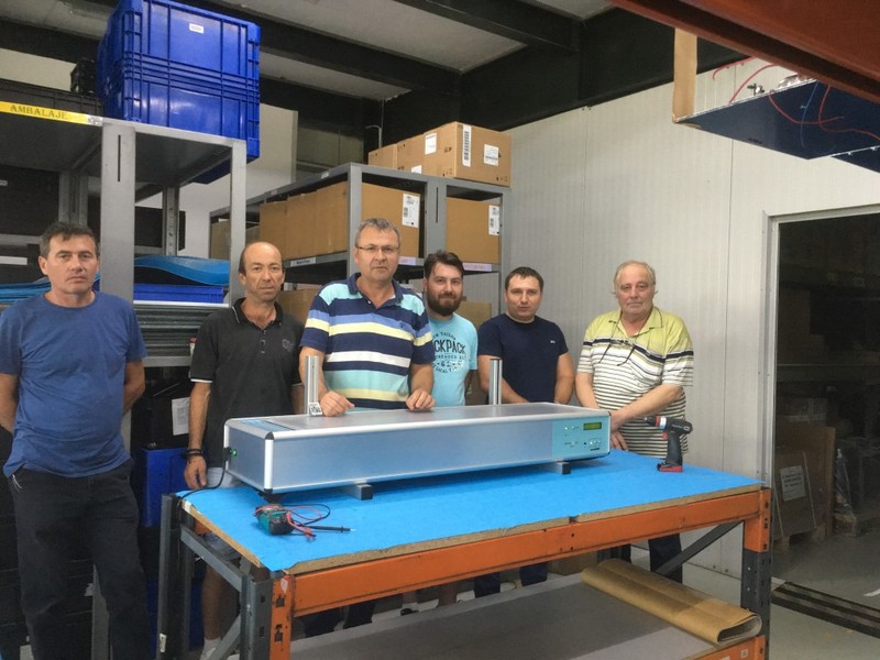 Întreprinzătorul Dan Pavunev, în centru, a precizat că firma pe care o conduce lucrează în această perioadă cu 80 la sută din personal