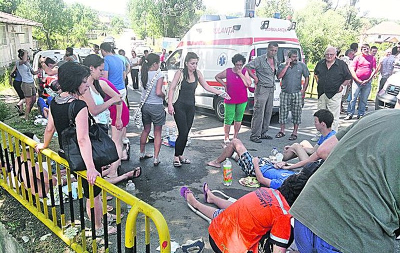 17 adolescenţi au ajuns la spital după ce s-au răsturnat cu autocarul în şanţ