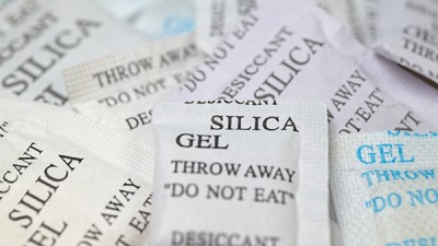 Ce este SilicaGel şi la ce se foloseşte – Imagine cu pliculețe de SilicaGel albe, cu inscripții albastre, adunate într-o grămadă